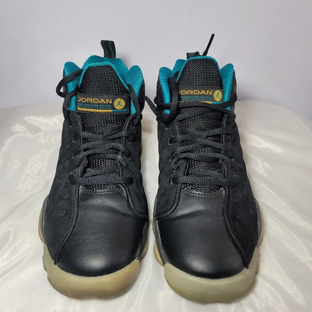 Jordan Boys Size 7Y and Women Size 8.5 Jumpman sneakers.